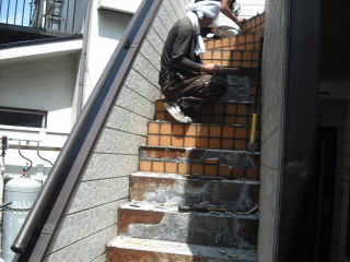 横浜市での鉄階段塗装例1タイル剥がし